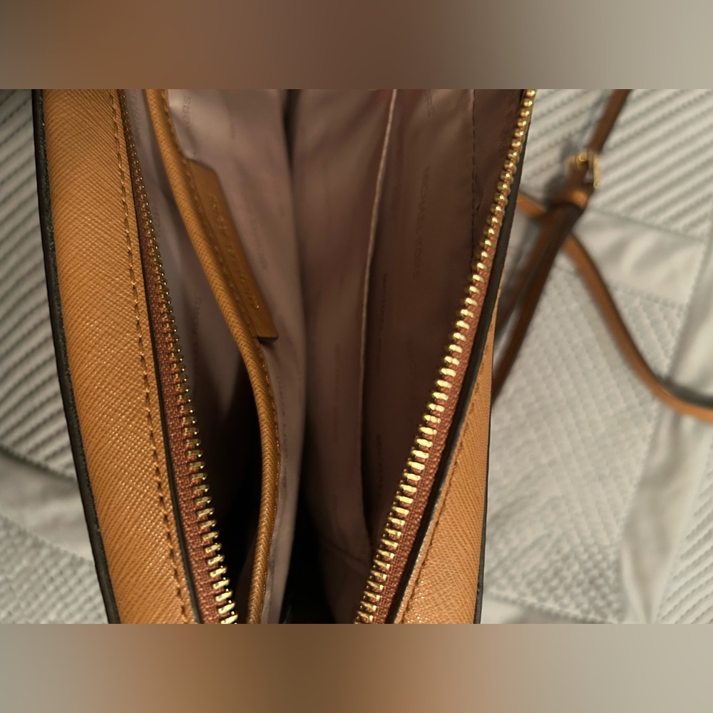 Micheal Kors Jet Set Crossbody Purse - Picture 4 of 4
